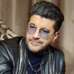 دانلود آهنگ سرنوشت با ما چه بازی می کنهواسه ما چه صحنه سازی می کنهواسه ما چه صحنه سازی می کنهگاهی سختگیروبی رحمه به ماگاهی وقتها دل نوازی می کنه سامان