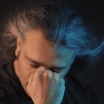 دانلود آهنگ محسن یاحقی به نام تا دنیا دنیاست / خط به خط رج میزنم اسم تورو رو کاغذای دفتر